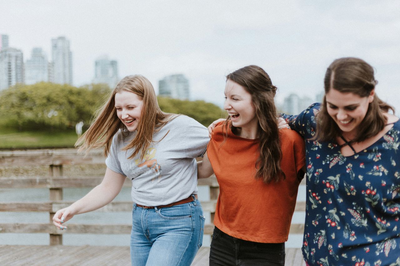 Urban Friendships in Crowded Cities
